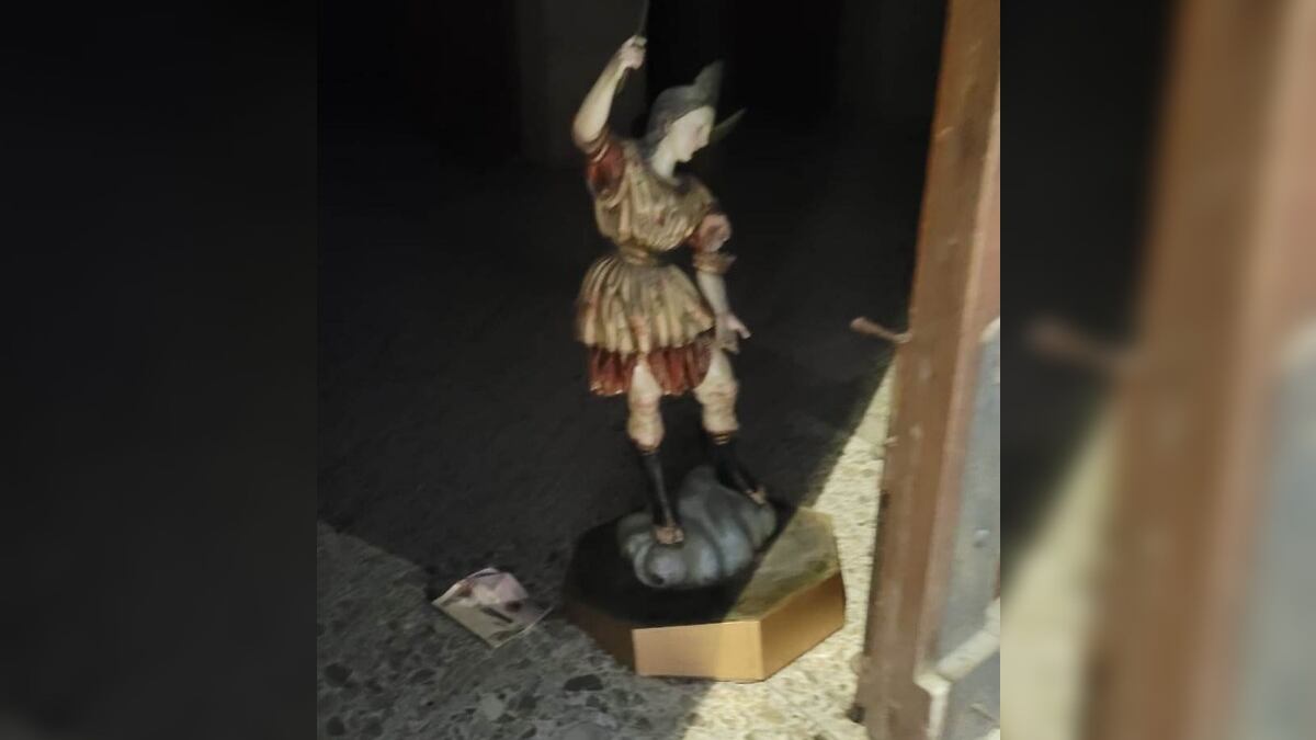 La estatua del arcángel quedó intacta, pero el presunto ladrón con una herida en el cuello.
