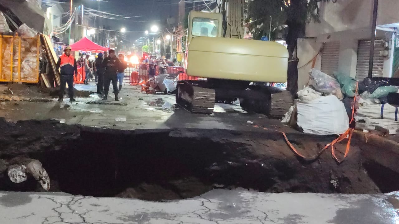 Segiagua coloca estructuras de acero dentro del socavón para contener el crecimiento y estabilizar muros.