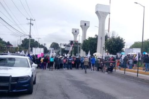 Extrabajadores de Luz y Fuerza bloquean la carretera México-Querétaro 