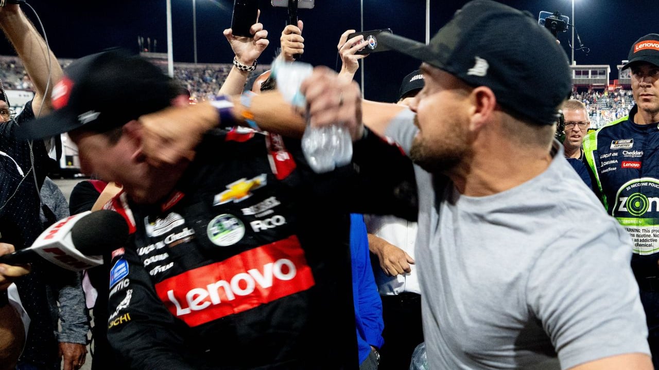 Los pilotos de NASCAR Ricky Stenhouse Jr y Kyle Busch protagonizaron una pelea campal.