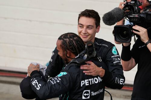 Lewis Hamilton y George Russell renuevan contrato con Mercedes