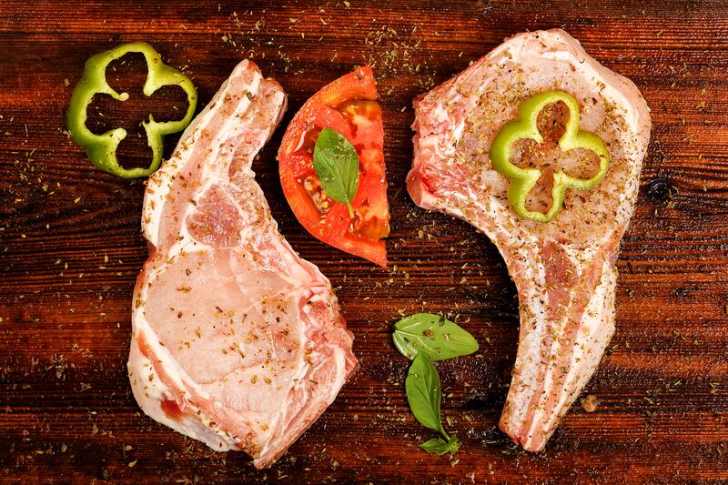 chuletas de puerco listas para cocinar