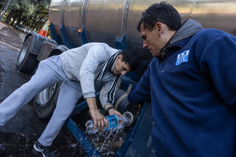 Uruguay se enfrenta a una grave sequía histórica MONTEVIDEO, URUGUAY - JULIO 07: Un transeúnte llena una batalla de un camión cisterna de OSE (Obras Sanitarias del Estado) con agua subterránea ya que el agua del grifo contiene alta salinidad y productos químicos el 07 de julio de 2023 en Montevideo, Uruguay. El país se enfrenta a su peor sequía en 100 años. El gobierno puso en marcha una medida de emergencia para mezclar el agua de los embalses con agua salada procedente de aguas más abajo del río Santa Lucía. El agua del grifo apenas es potable debido a su salinidad. Las lluvias del 4 de julio provocaron un aumento de las reservas en la presa Paso Severino (que abastece al 60% de la población), aunque sigue por debajo del 2% de su capacidad. (Foto de Ernesto Ryan/Getty Images)