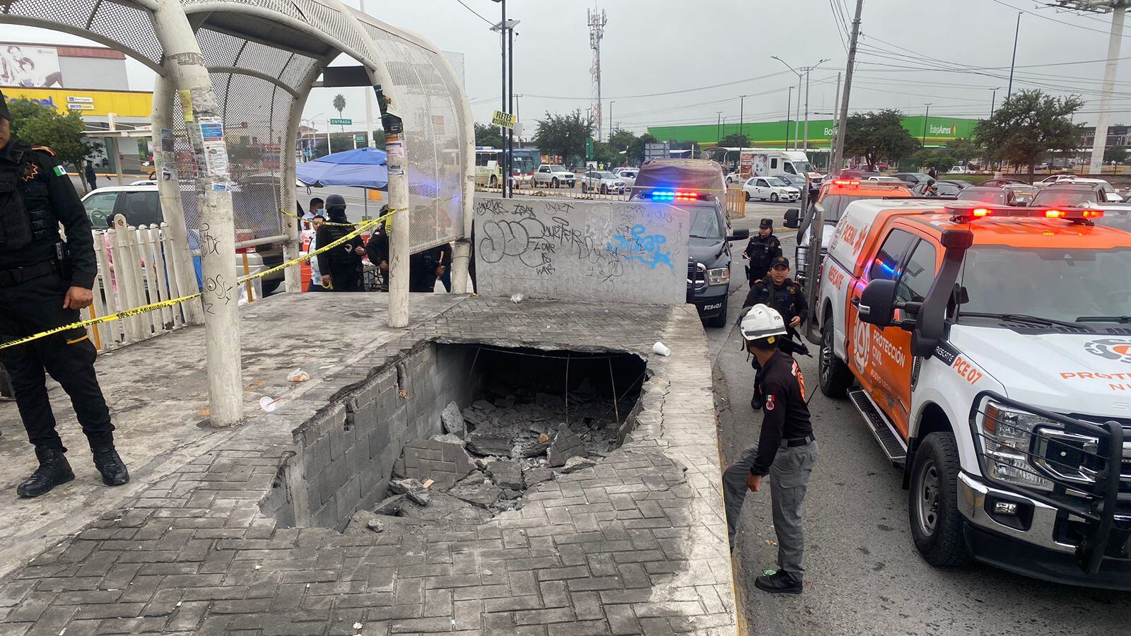 El hundimiento causó daño a tres personas.