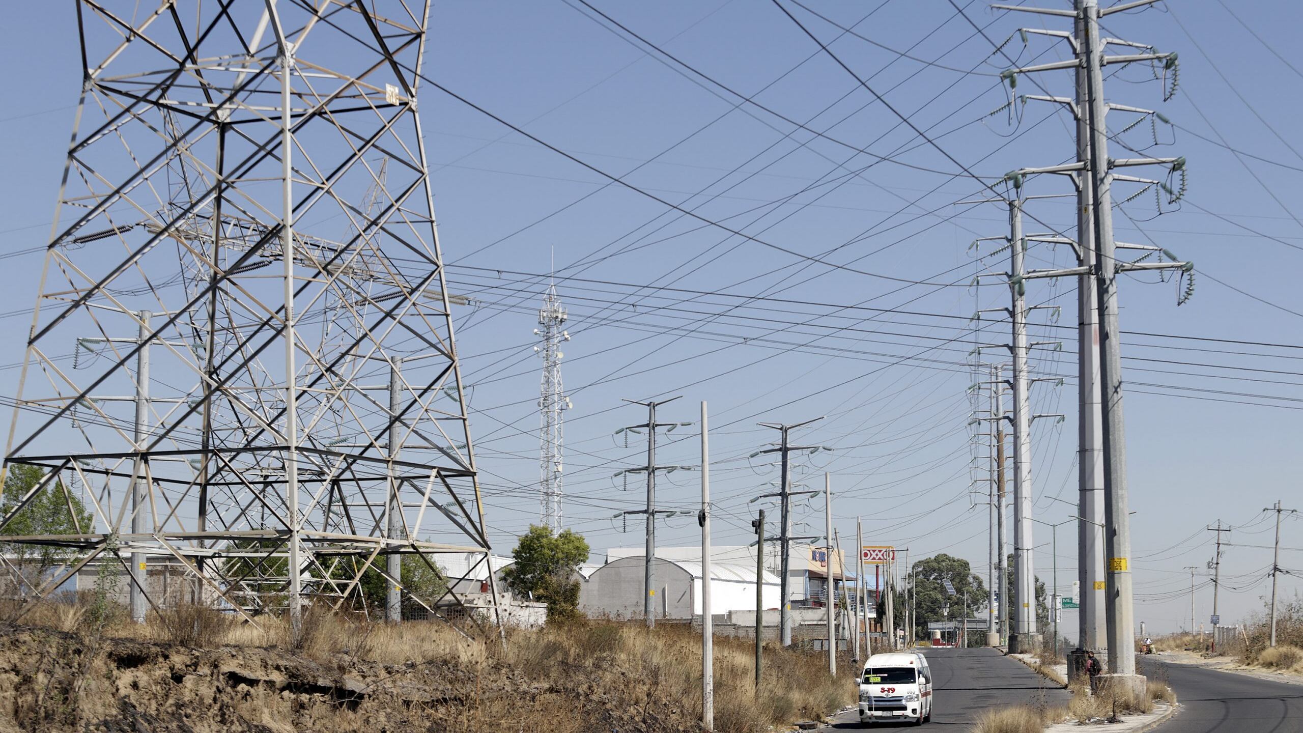 Interponen amparos 17 empresas contra la Ley Eléctrica