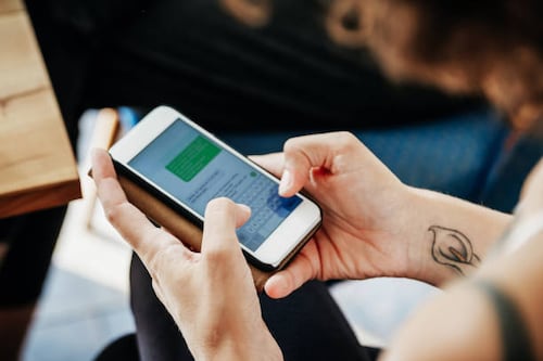 Vuelve y juega. Se cayó WhatsApp y los memes en X no perdonaron