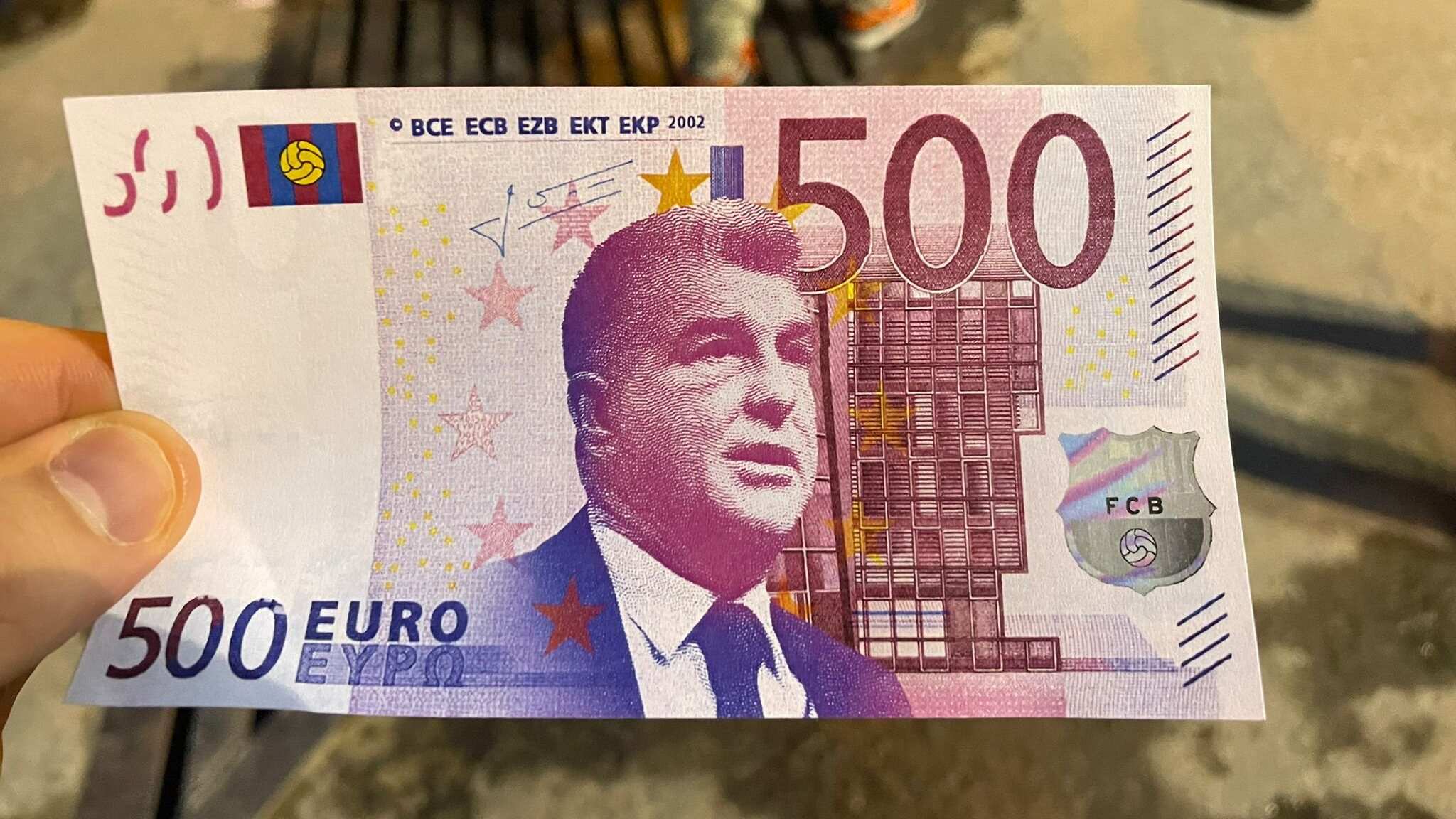 El famoso billete en las protestas contra Laporta I @PacoHernandez_R