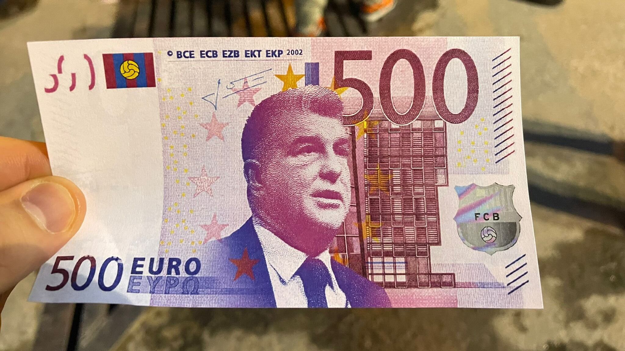 El famoso billete en las protestas contra Laporta I @PacoHernandez_R