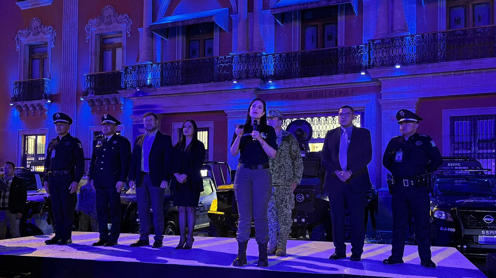 Frente al Palacio Municipal.