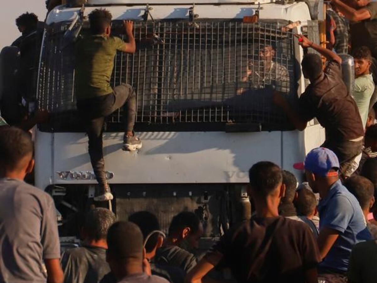 Veinte muertos al volcar un camión con ayuda humanitaria en la Franja de Gaza – Publimetro México