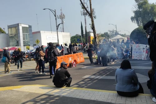 Alumnos de la UPN irrumpen en la Cámara de Diputados para exigir atención de la SEP