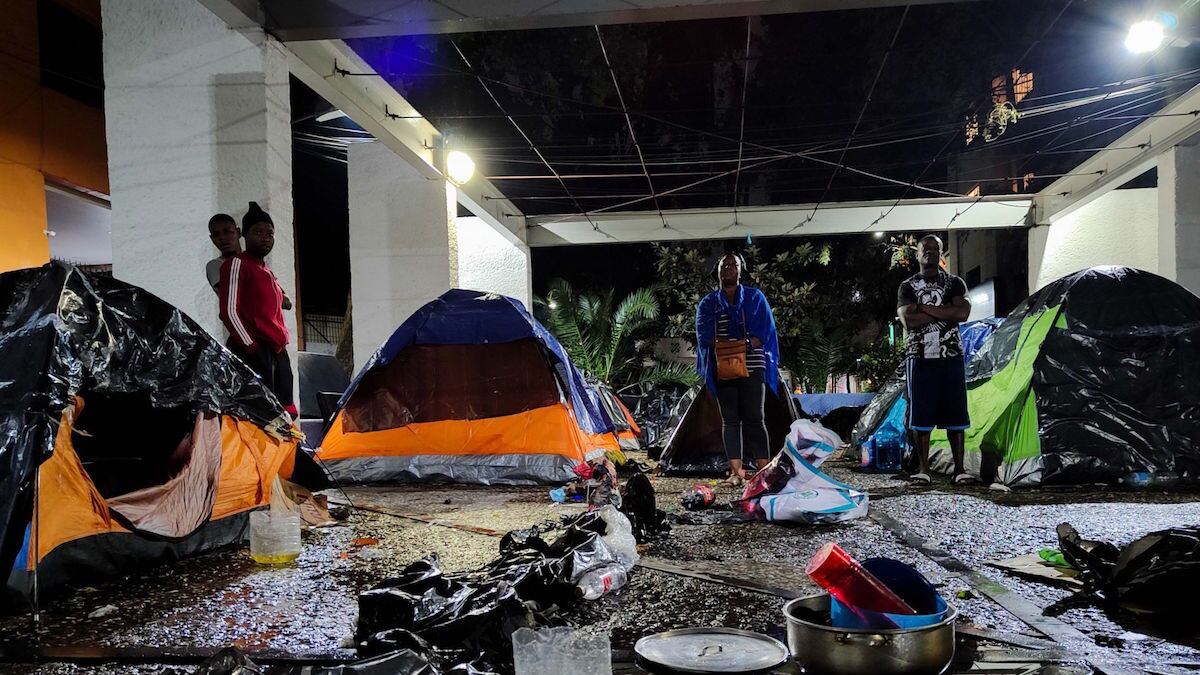 Los migrantes aseguraron que fueron desalojados con engaños.
