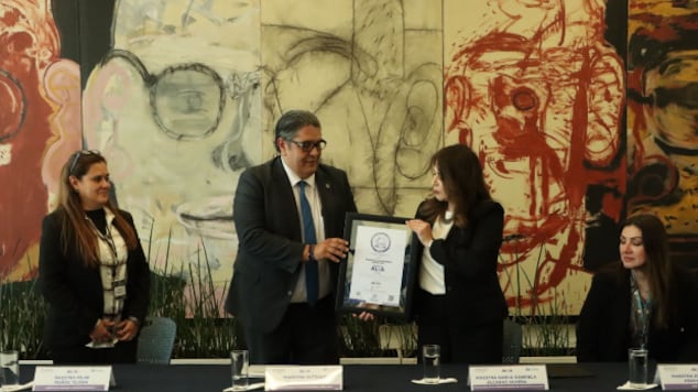 Autoridades de la PRODHEG entregaron el Distintivo ALVA en el campus León tras un proceso de capacitación realizado en 2025.