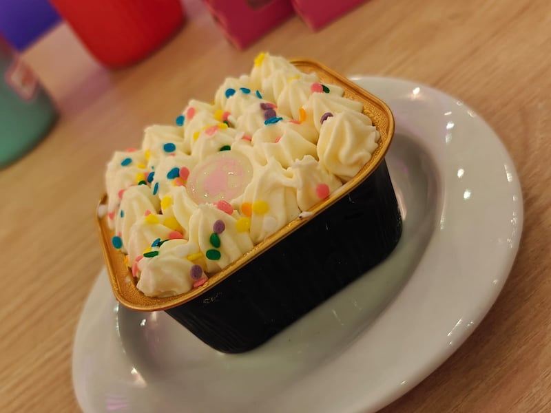Únete a la colaboración más esperada del año y vive la magia de Barbie en Starbucks. Conoce el menú especial y la exclusiva colección de vasos y termos coleccionables que te harán sentir en un mundo de fantasía