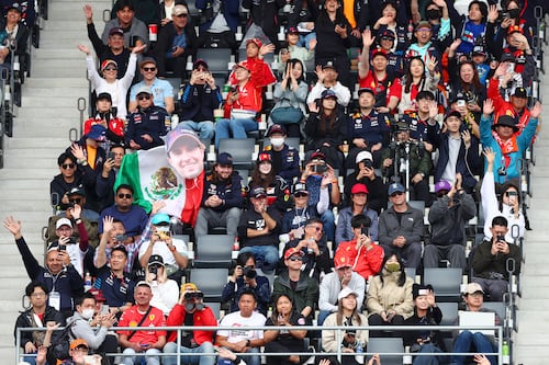 Mexicanos arman la F1esta en el GP de Japón con  “Payaso de Rodeo”