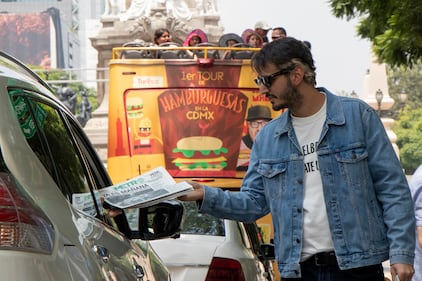 Morat reparte Publimetro en calles de CDMX