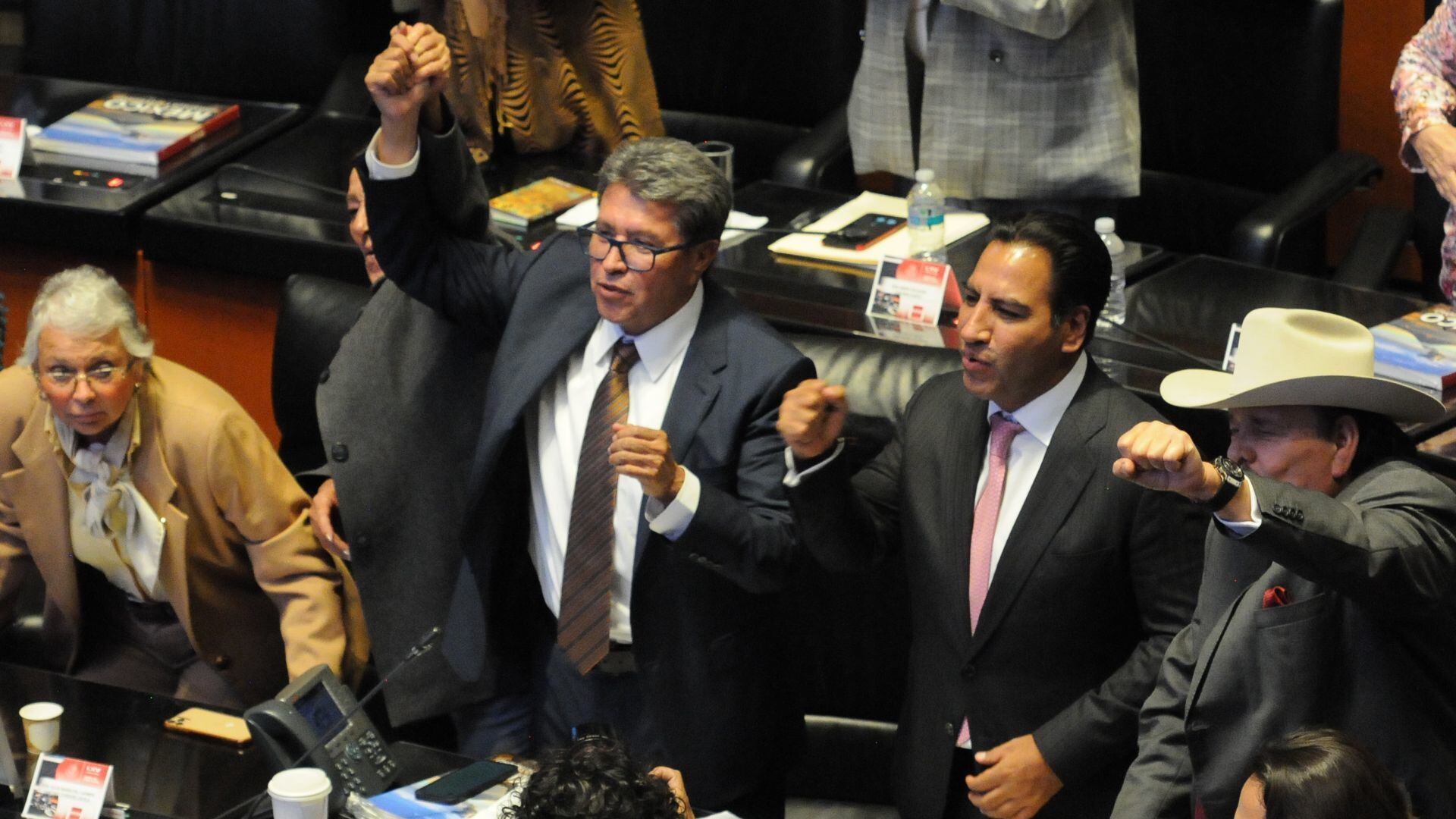 La senadora morenista, Lucía Trasviña, levanta el brazo de Ricardo Monreal luego de que se aprobara la minuta que extiende las tareas del ejército en seguridad pública por cuatro años más.