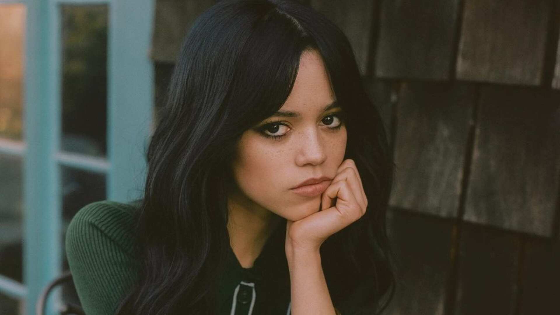 La actriz de 20 años lució un vestido Gucci.