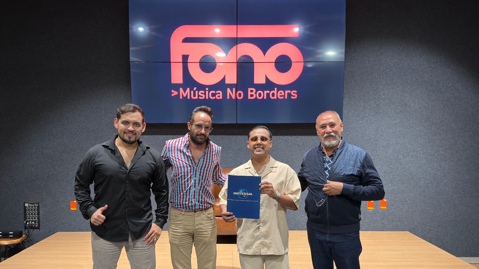 Joaquín Ruiz firma con Fono/Universal sin dejar a Grupo Firme