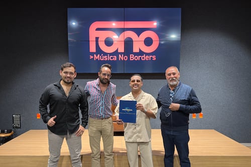 Joaquín Ruiz firma con Fono/Universal sin dejar a Grupo Firme