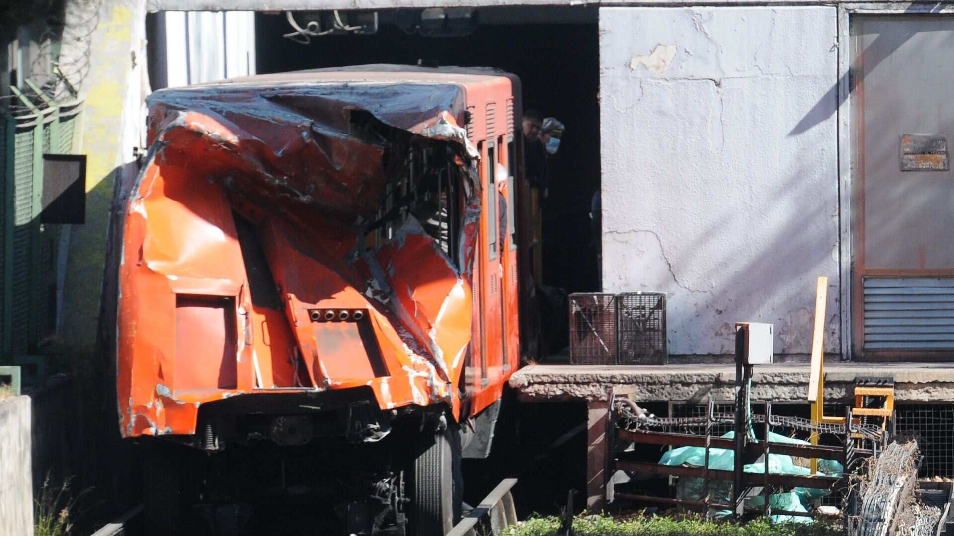 Retiro del vagón impactado la mañana del sábado donde resultaron heridas más de 50 personas. Foto: Cuartoscuro