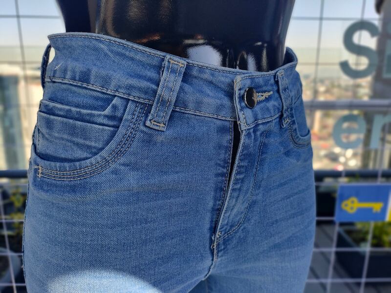 Los jeans son la prenda más popular en el mundo y actualmente hay una gran variedad de estilos con los cuales puedes crear distintos outfits que se adapten a tu estilo de vida.