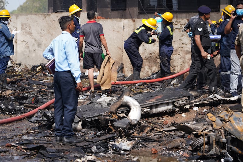 Bomberos trabajan en el lugar de un accidente aéreo cerca del Aeropuerto Internacional Sardar Vallabhbhai Patel en Ahmedabad, Gujarat, al oeste de la India, 12 de junio de 2025. El vuelo AI171 de Air India, con destino a Londres y que transportaba a 242 pasajeros y miembros de la tripulación a bordo de un avión Boeing 787-8, se estrelló minutos después del despegue en la zona de Meghaninagar en Ahmedabad.