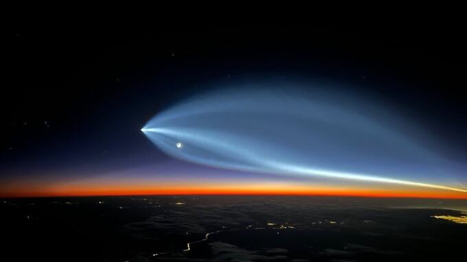 Cohete de Space X sorprende a la población por iluminar el cielo