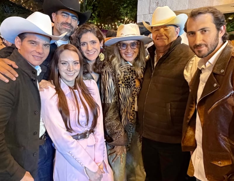 Numerosos políticos y amigos festejaron a Mike Flores por su cumpleaños el pasado fin de semana.