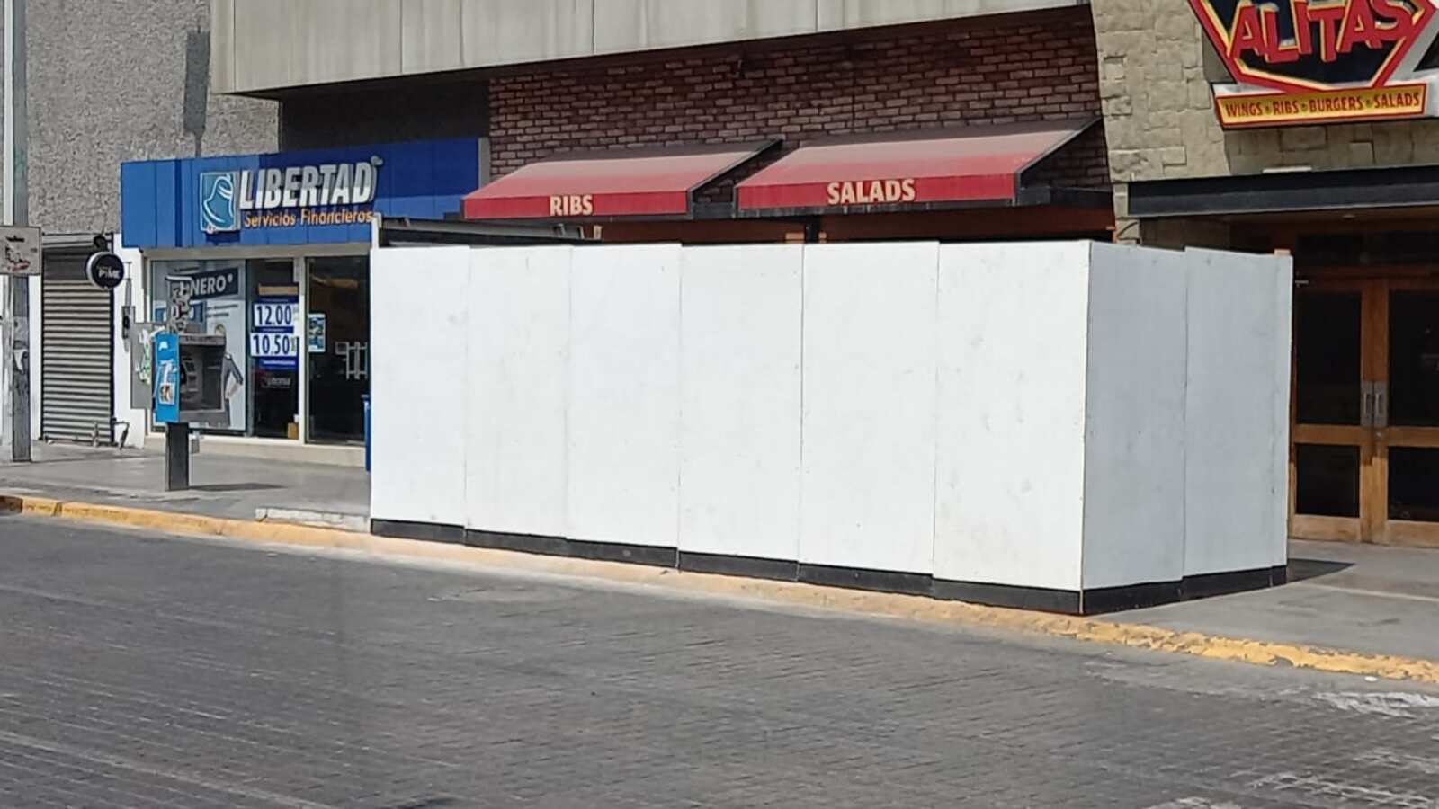 Los accesos a la Estación Zaragoza del Metro lucen blindados.