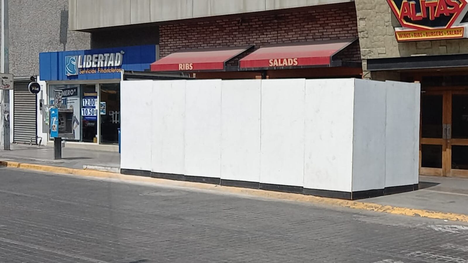 Los accesos a la Estación Zaragoza del Metro lucen blindados.