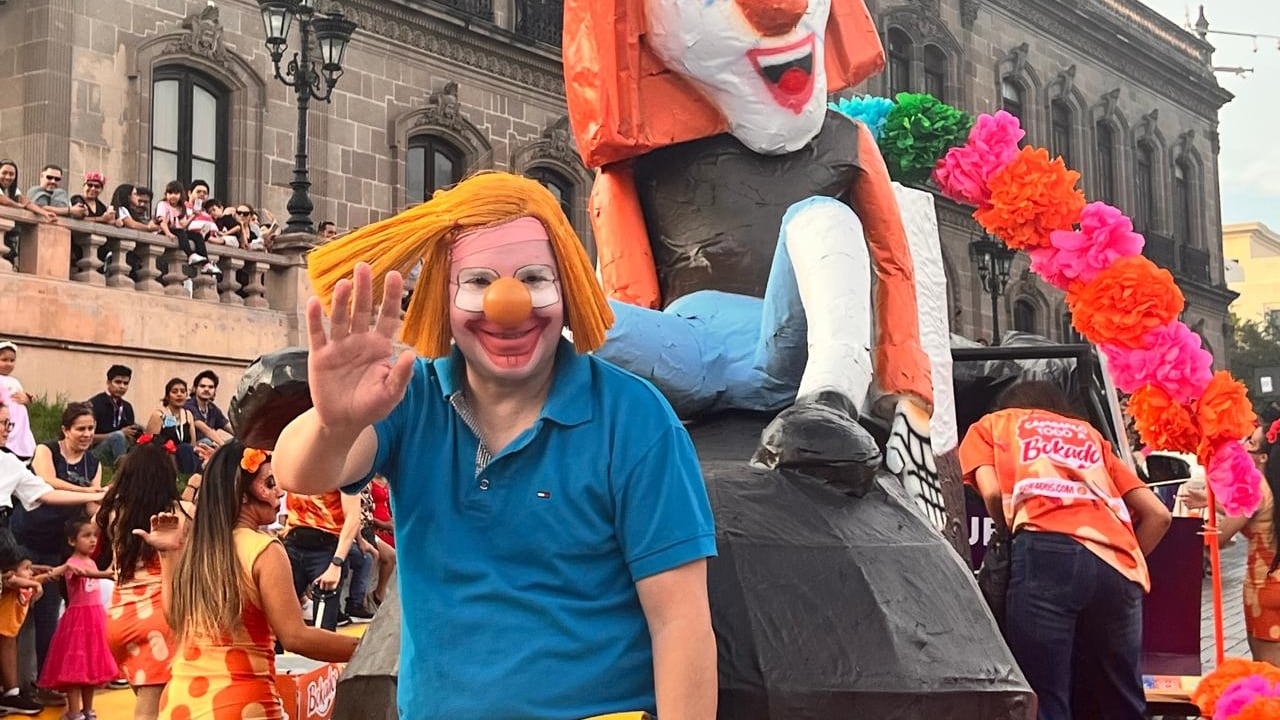 El actor Rodrigo Treviño hizo el recorrido caracterizado como Pipo.