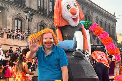 Los muertos se ponen regios con este desfile