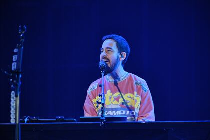 Con la convicción de empezar una nueva etapa a nivel profesional y con el objetivo de reconquistar a sus fanáticos, Linkin Park hizo oficial su visita a México con su presentación en el Estadio GNP Seguros, recinto que fue testigo de temas como "Hybrid Theory”, “Meteora”, "The Emptiness Machine” y "Burn It Down”, los cuales fueron ovacionados por la interpretación de Emily Armostrong, la nueva vocalista de la agrupación, quien no dejó de agradecer el apoyo del público mexicano.