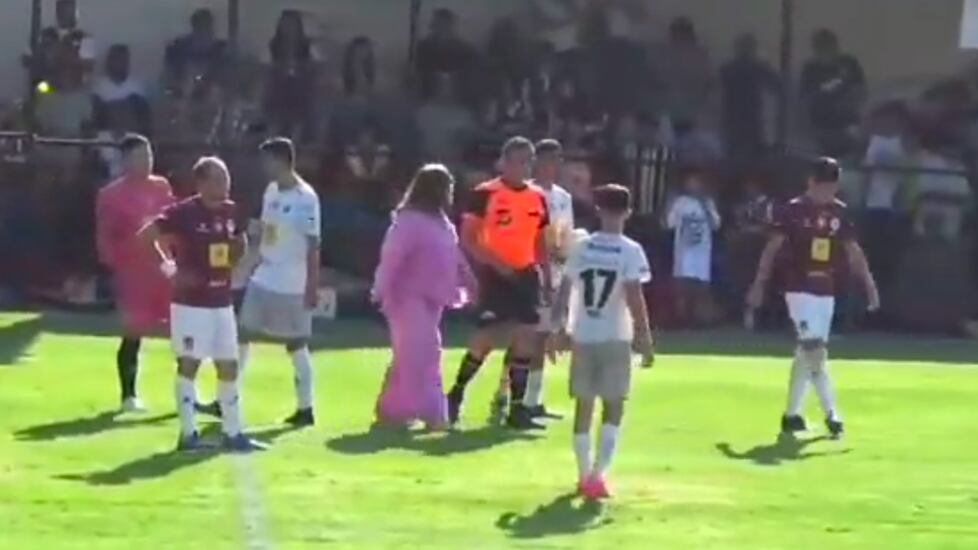 Ana Isabel Bañuelos causó polémica al reclamarle al árbitro en la Copa Jalisco.