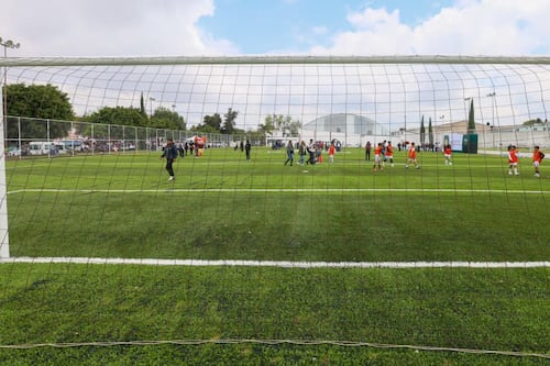 Puebla estrena cancha mundialista en Xonaca; buscan alejar a jóvenes de la violencia