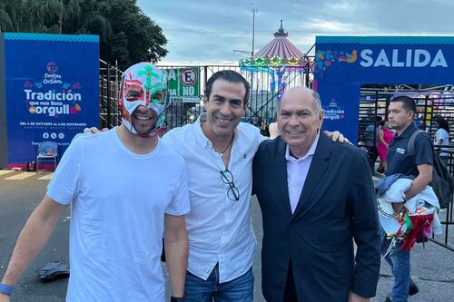 Checo Pérez acude a función de lucha libre en modo incógnito