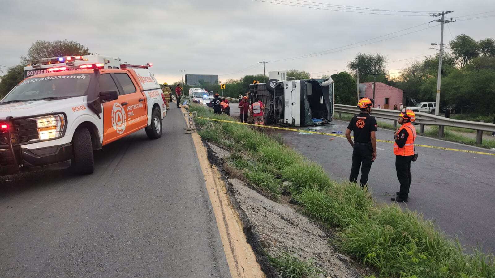 El lugar del accidente está acordonado por Guardia Nacional, Defensa y Fuerza Civil.
