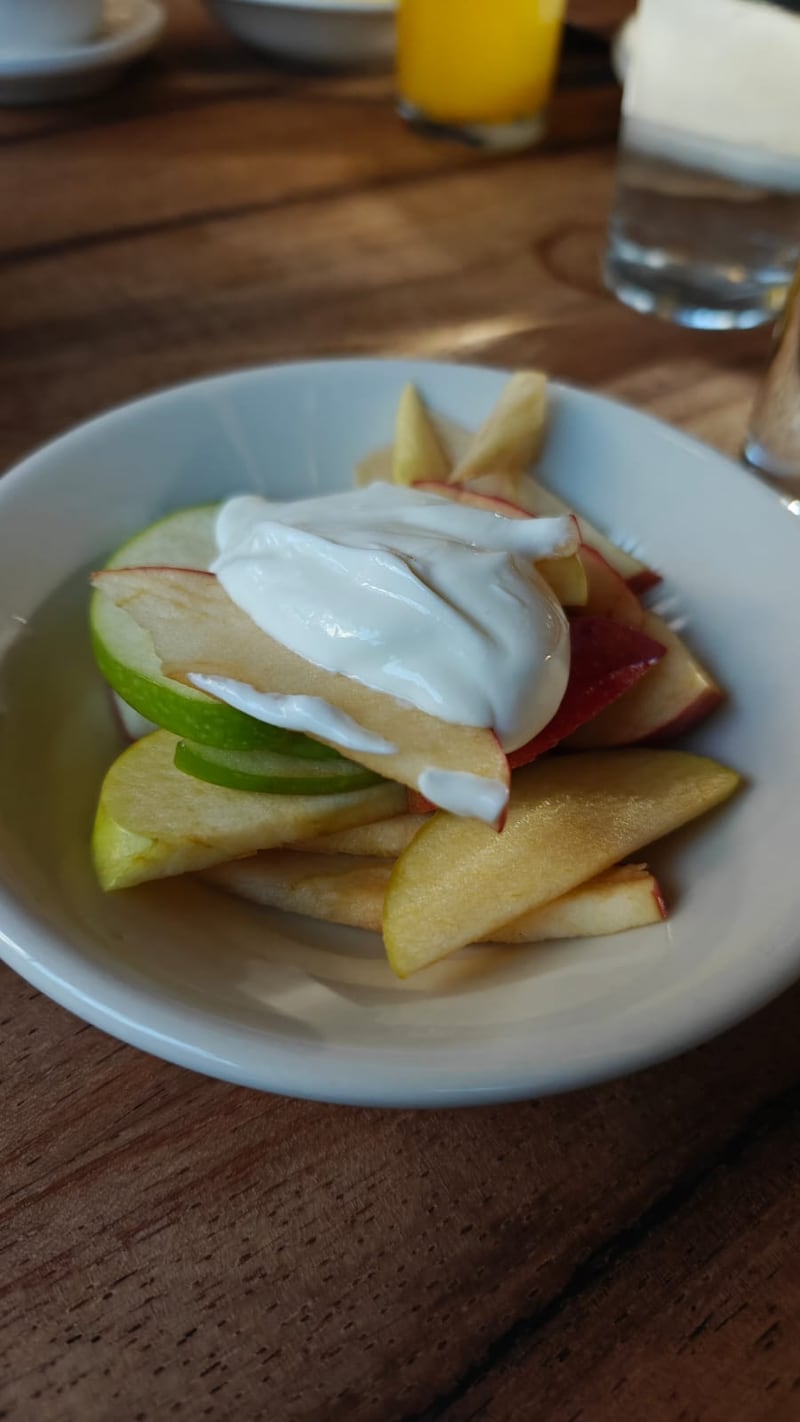Crujiente, jugosa y con un lento proceso de oxidación, la manzana Cosmic Crisp aterriza en México desde Washington con la misión de convertirse en la botana perfecta para los partidos del Mundial