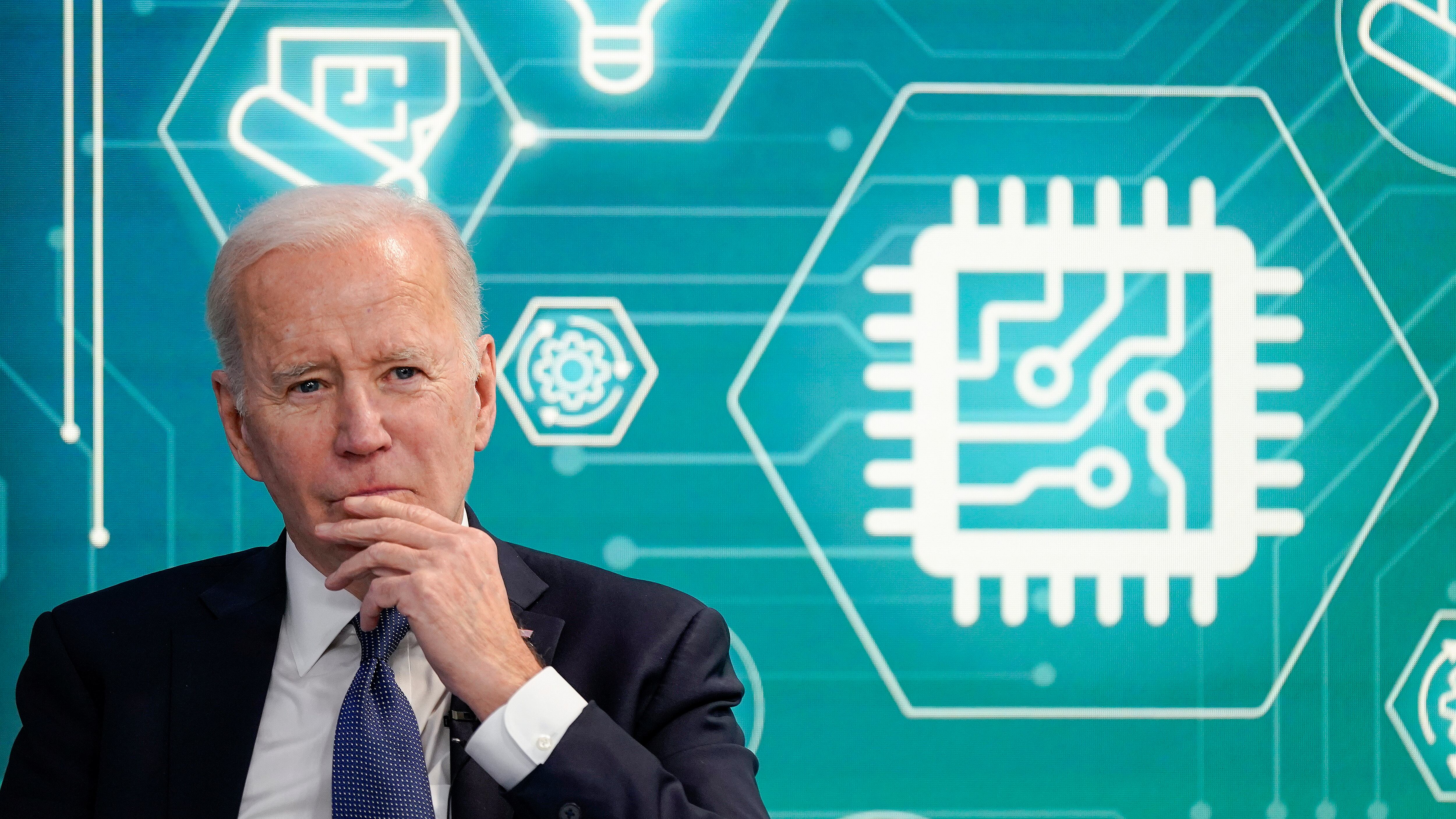 ARCHIVO - El presidente Joe Biden asiste a un acto de apoyo a la legislación que fomentaría la fabricación nacional y reforzaría las cadenas de suministro de chips informáticos en el South Court Auditorium del campus de la Casa Blanca, el 9 de marzo de 2022, en Washington. Apenas unas horas antes de que el líder republicano del Senado, Mitch McConnell, amenazara con bloquear un proyecto de ley para reactivar el sector de los chips informáticos en Estados Unidos, los principales asesores de Biden se reunieron el jueves por la mañana para planificar exactamente ese escenario. Decidieron seguir presionando y trabajando en las relaciones bipartidistas con los legisladores desarrolladas a lo largo de 18 meses, lo que llevó a la aprobación de la Ley CHIPS y de Ciencia de 280.000 millones de dólares. (AP Photo/Patrick Semansky, Archivo)