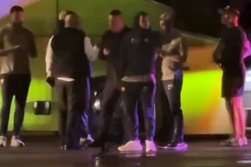 Autobús de Pumas deja varado a futbolistas y así se jugaron la vida cruzando la avenida