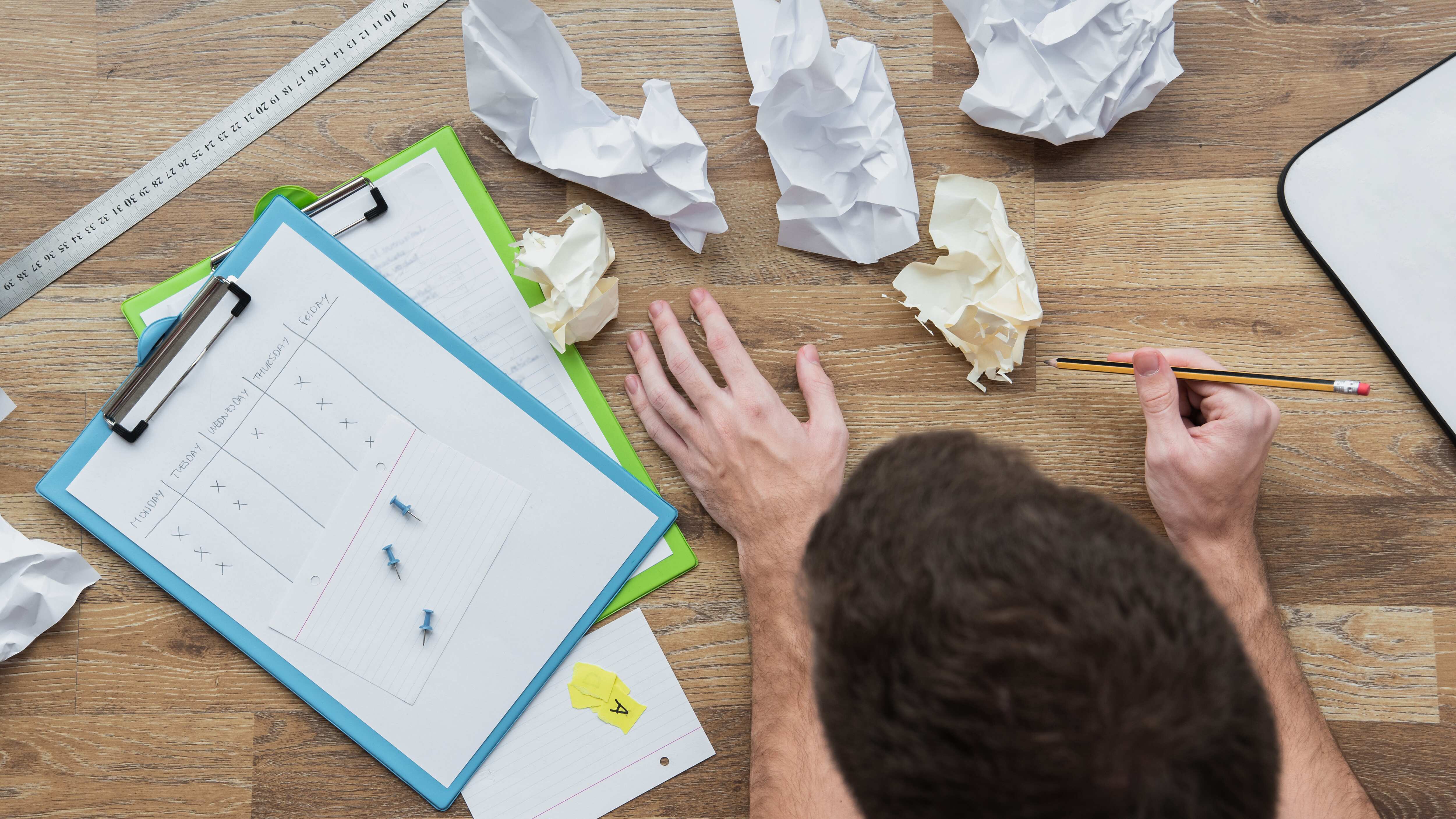 Miles de personas lanzan negocios propios cada año. Sin embargo, ciertos errores comunes impiden que sus emprendimientos prosperen. ¡Conócelos y evítalos! Foto: Freepik.