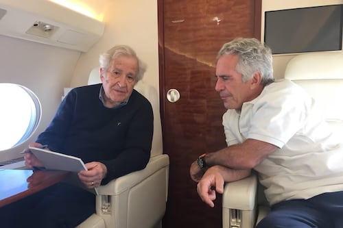 “Lo mejor es ignorar”: los consejos del intelectual Noam Chomsky a Jeffrey Epstein