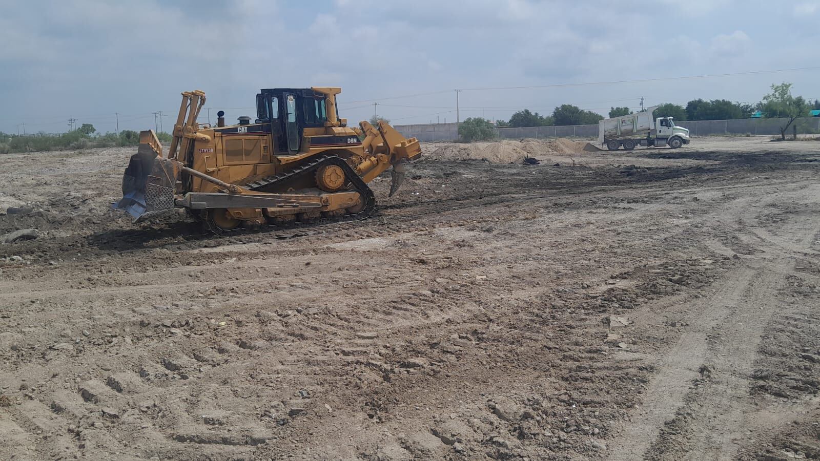 En el terreno de 30 mil metros cuadrados ya comenzaron las labores de cierre y emparejamiento.