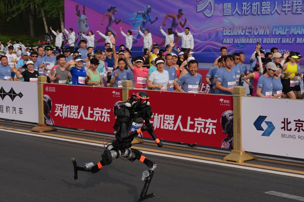 Un robot comienza a correr al lado de los corredores humanos para la II Media Maratón y Media Maratón de Robots Humaoides Beijing E-Town celebrada a las afueras de Beijing. (AP Foto/Ng Han Guan)