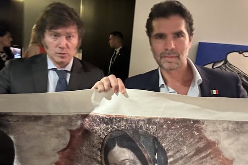 Eduardo Verástegui regala imagen de la Virgen de Guadalupe a Javier Milei
