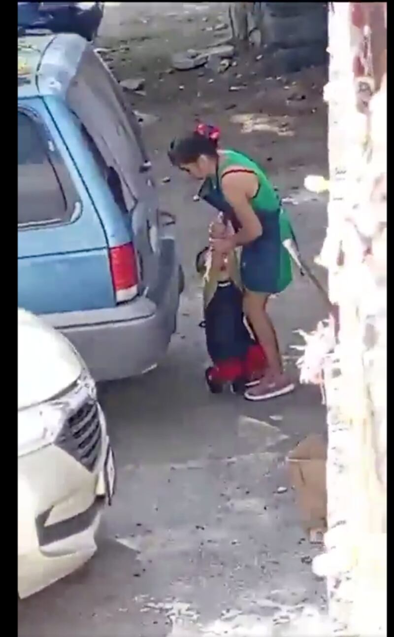 Detienen a mujer que golpeó a su hijo de 4 años en la calle