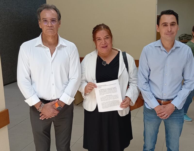 Juan Orozco, presidente de la Junta de Vecinos del Centrito Valle, Blanca Valdez, secretaria y el diputado Luis Susarrey.