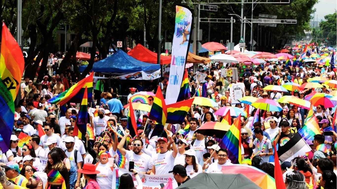 Instalan modulos en Marcha del Orgullo