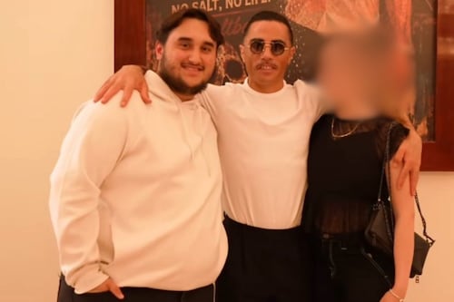 Captan a hijo de AMLO en exclusivo restaurante de Salt Bae donde venden filetes cubiertos con oro comestible